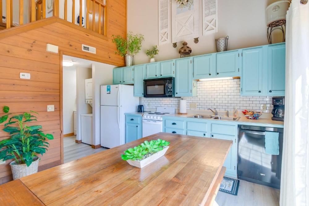 3 Mi to Branson Strip! Townhome with Deck and Porch